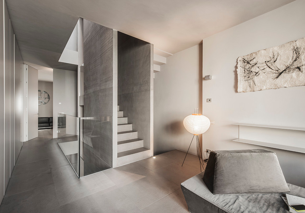 Источник вдохновения для домашнего уюта: п-образная бетонная лестница среднего размера в современном стиле с бетонными ступенями