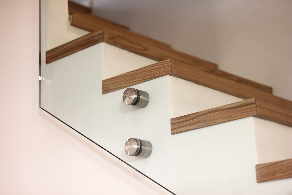 Mittelgroßes, Gerades Modernes Treppengeländer Glas mit gebeizten Holz-Treppenstufen, Beton-Setzstufen und Wandpaneelen in Turin