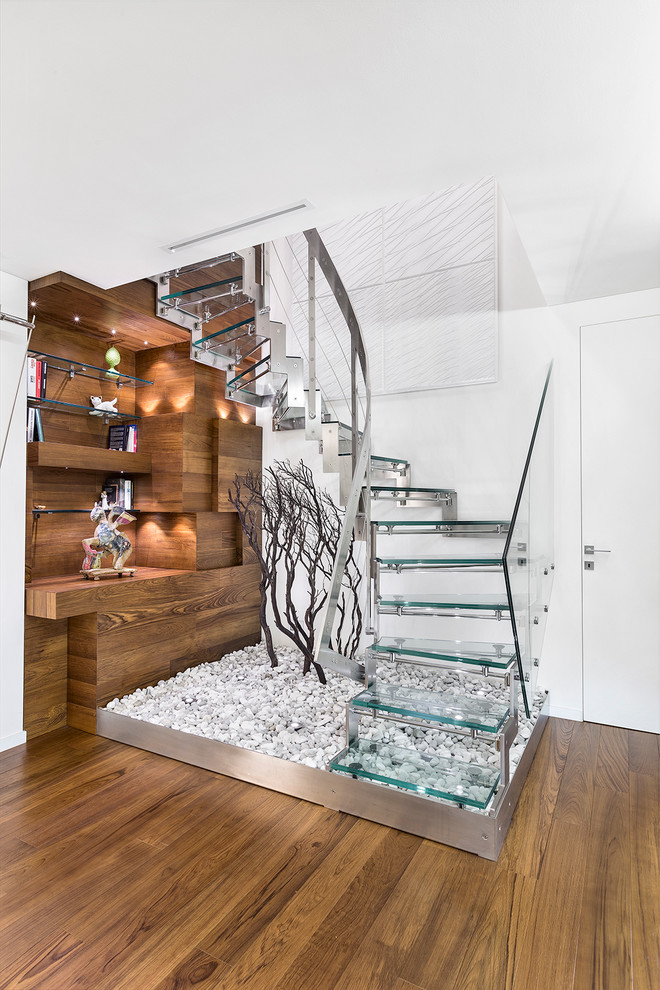Idée de décoration pour un petit escalier sans contremarche design en U avec des marches en verre.