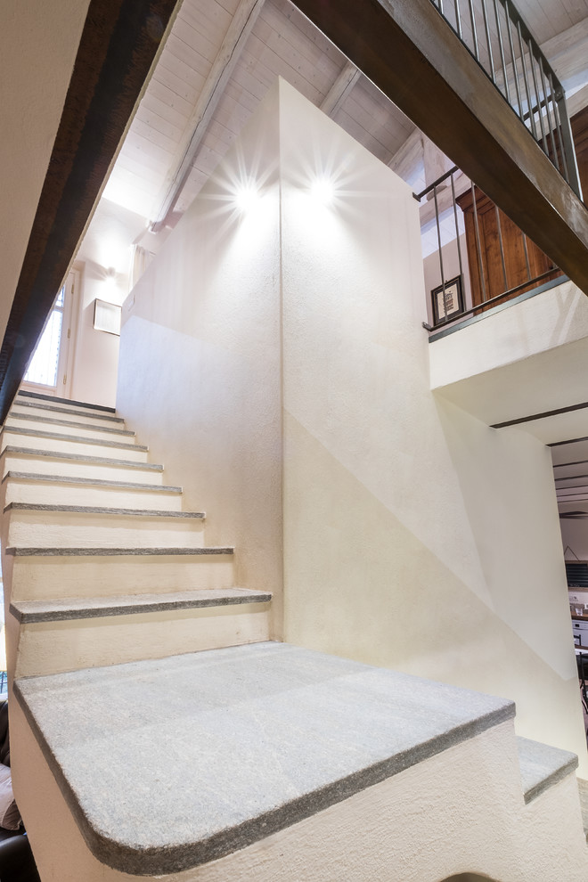 На фото: угловая бетонная лестница среднего размера в стиле кантри