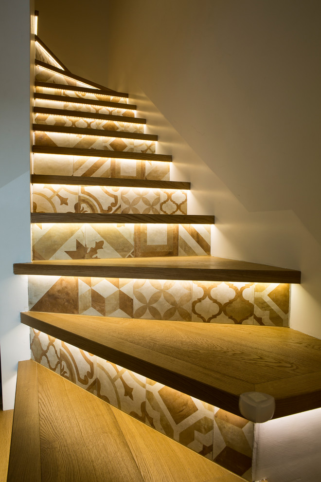 Стильный дизайн: лестница в современном стиле с подступенками из плитки - последний тренд