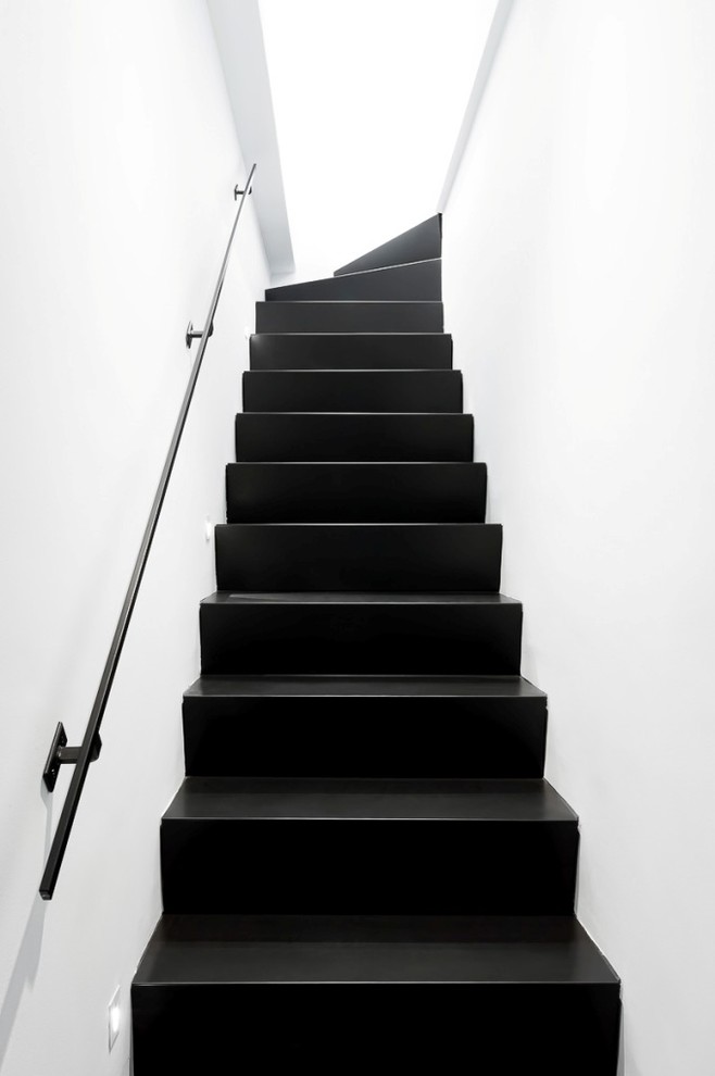 На фото: угловая металлическая лестница в современном стиле с металлическими ступенями и металлическими перилами
