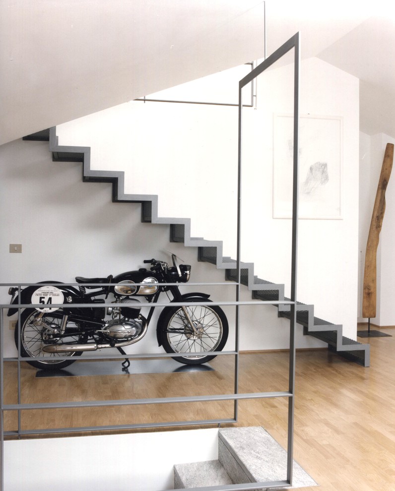 Imagen de escalera recta actual extra grande con escalones de metal y contrahuellas de metal