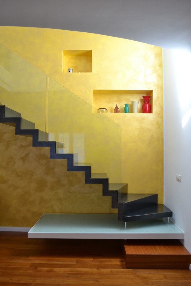 Идея дизайна: п-образная металлическая лестница среднего размера в современном стиле с металлическими ступенями и стеклянными перилами