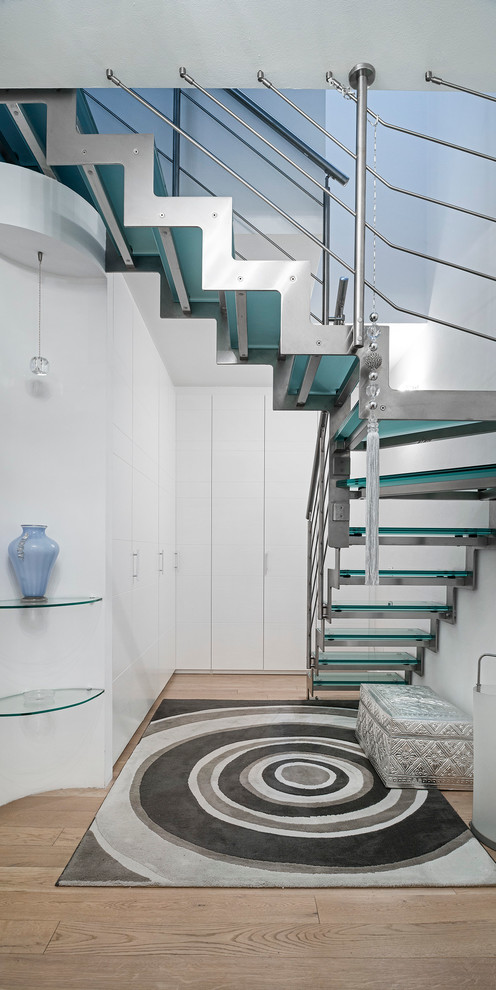 Mittelgroße Moderne Glastreppe in L-Form mit offenen Setzstufen in Venedig