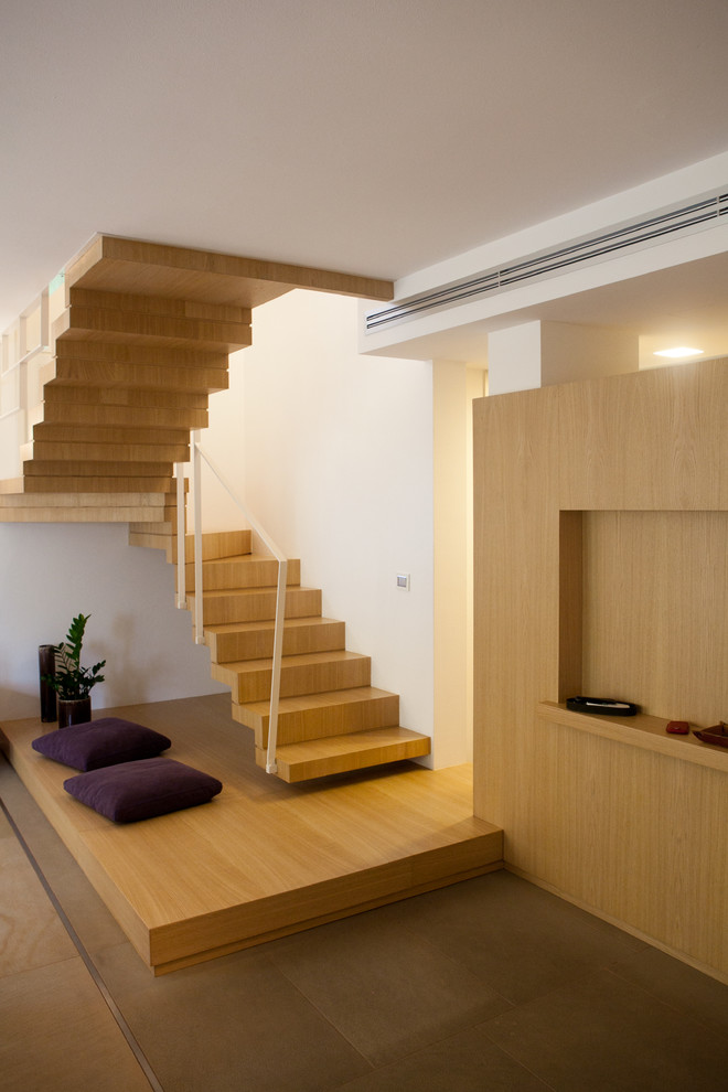 Cette photo montre un escalier moderne en U avec des marches en bois et des contremarches en bois.