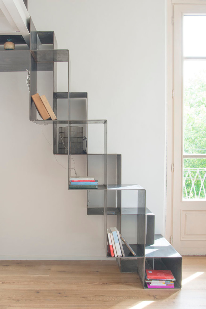 Diseño de escalera recta contemporánea pequeña con escalones de metal y contrahuellas de metal