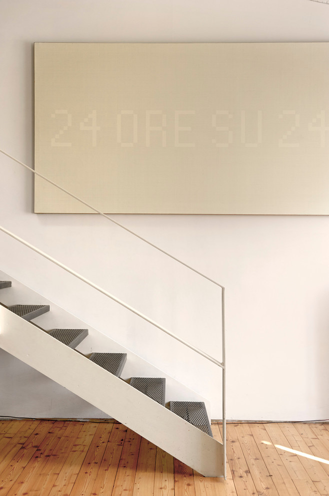 Идея дизайна: прямая лестница в современном стиле с металлическими ступенями без подступенок