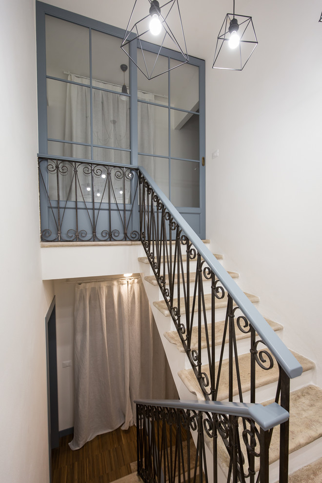 На фото: п-образная лестница среднего размера в классическом стиле с