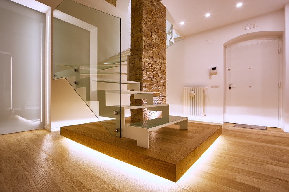 На фото: угловая лестница среднего размера в современном стиле с стеклянными ступенями