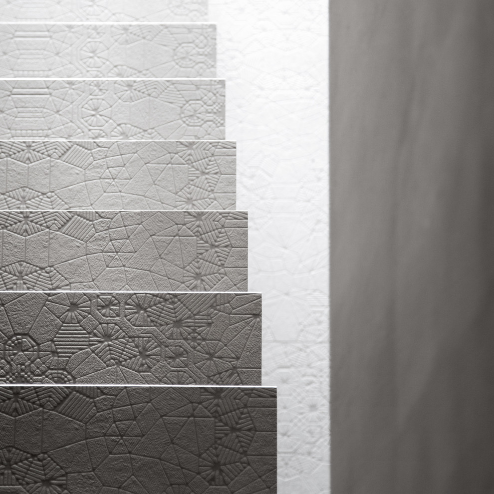 Свежая идея для дизайна: прямая лестница среднего размера в современном стиле с ступенями из плитки и подступенками из плитки - отличное фото интерьера