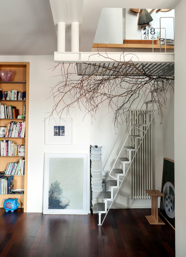 На фото: маленькая прямая лестница в современном стиле с металлическими ступенями для на участке и в саду с