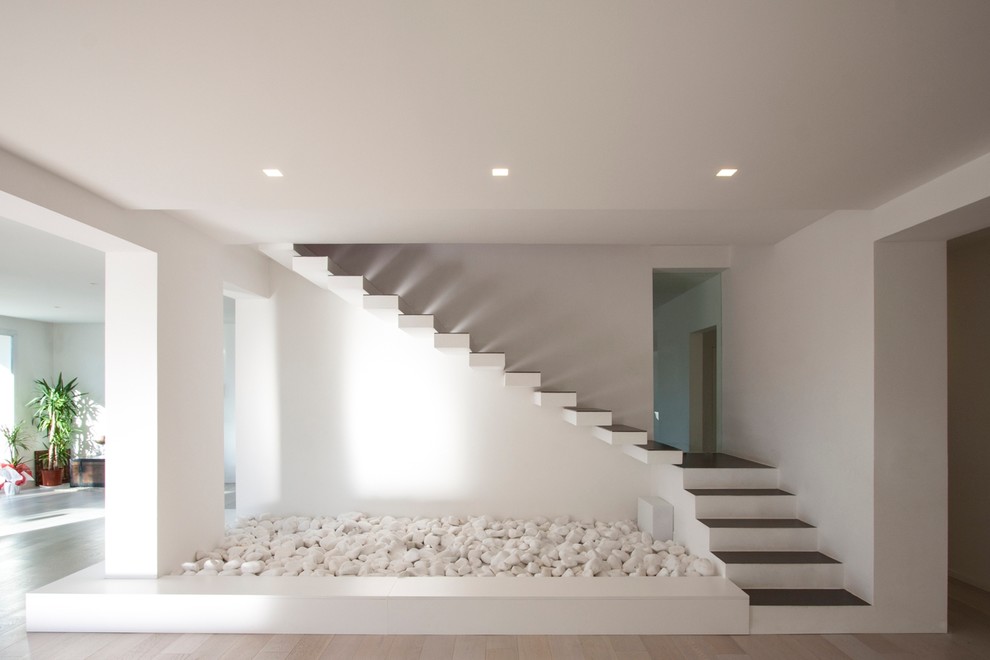 Idées déco pour un escalier contemporain en L de taille moyenne avec éclairage.