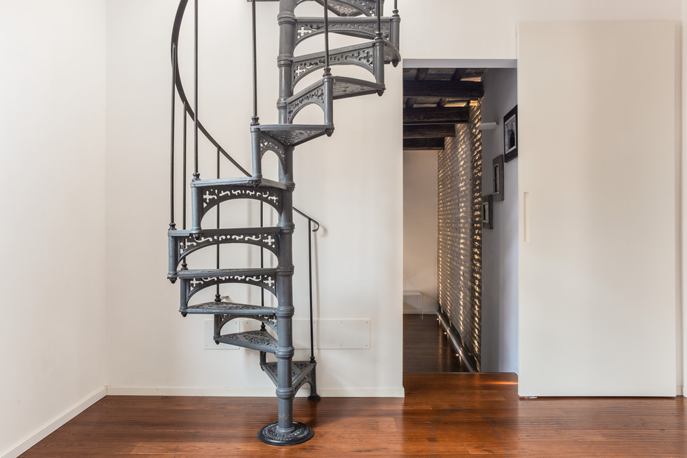 Modelo de escalera de caracol urbana sin contrahuella con escalones de metal y barandilla de metal
