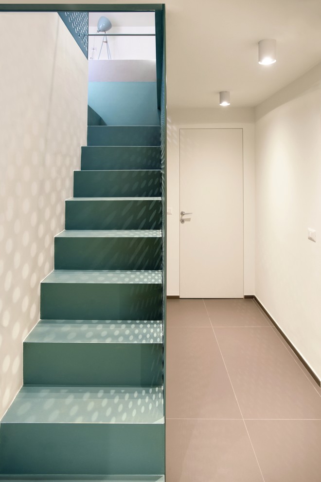 Источник вдохновения для домашнего уюта: прямая лестница среднего размера в современном стиле с ступенями из плитки, подступенками из плитки и металлическими перилами