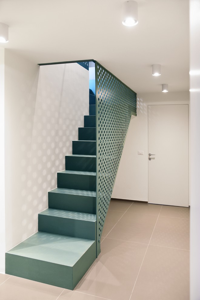 Modelo de escalera recta actual de tamaño medio con escalones con baldosas, contrahuellas con baldosas y/o azulejos y barandilla de metal