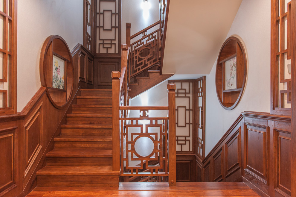 Стильный дизайн: большая п-образная деревянная лестница в восточном стиле с деревянными ступенями и деревянными перилами - последний тренд