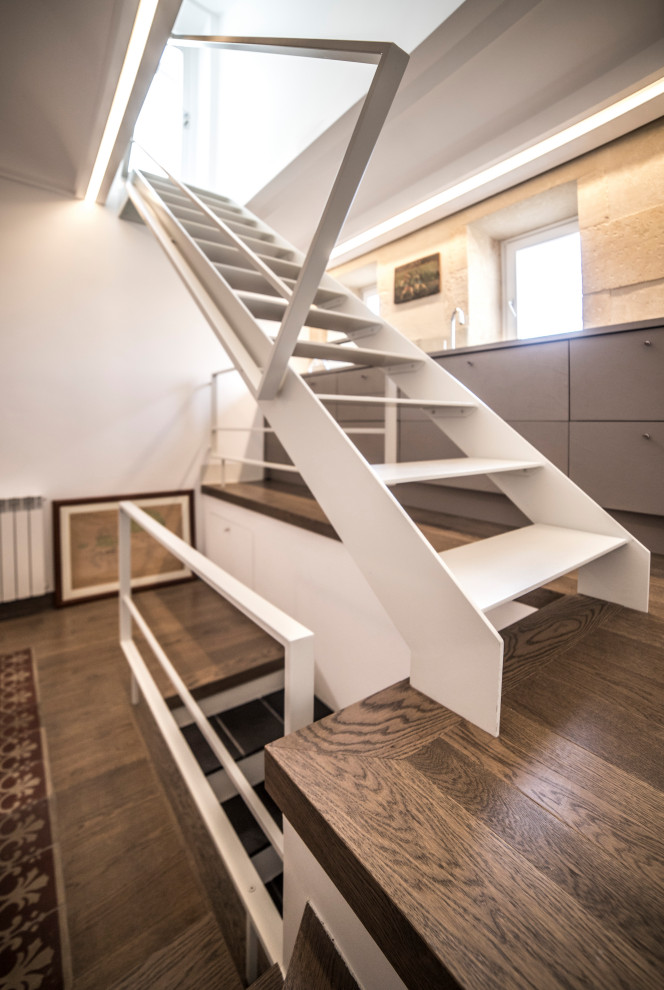 Diseño de escalera recta mediterránea pequeña sin contrahuella con escalones de metal y barandilla de metal