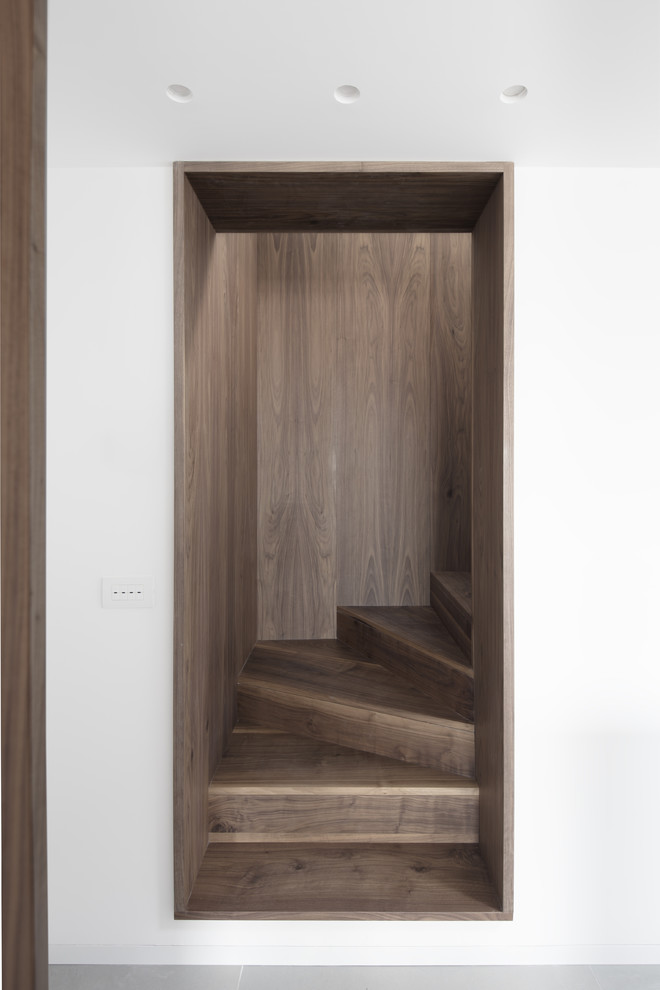 Small contemporary wood l-shaped staircase in Catania-Palermo with wood risers.