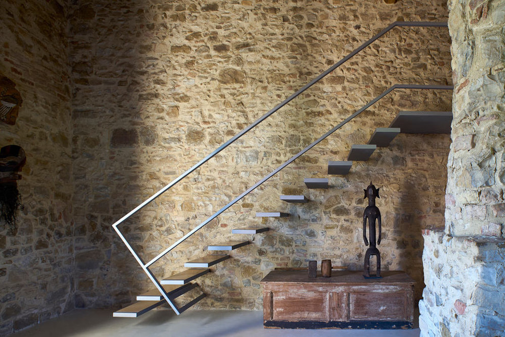 Ejemplo de escalera de estilo de casa de campo con barandilla de metal