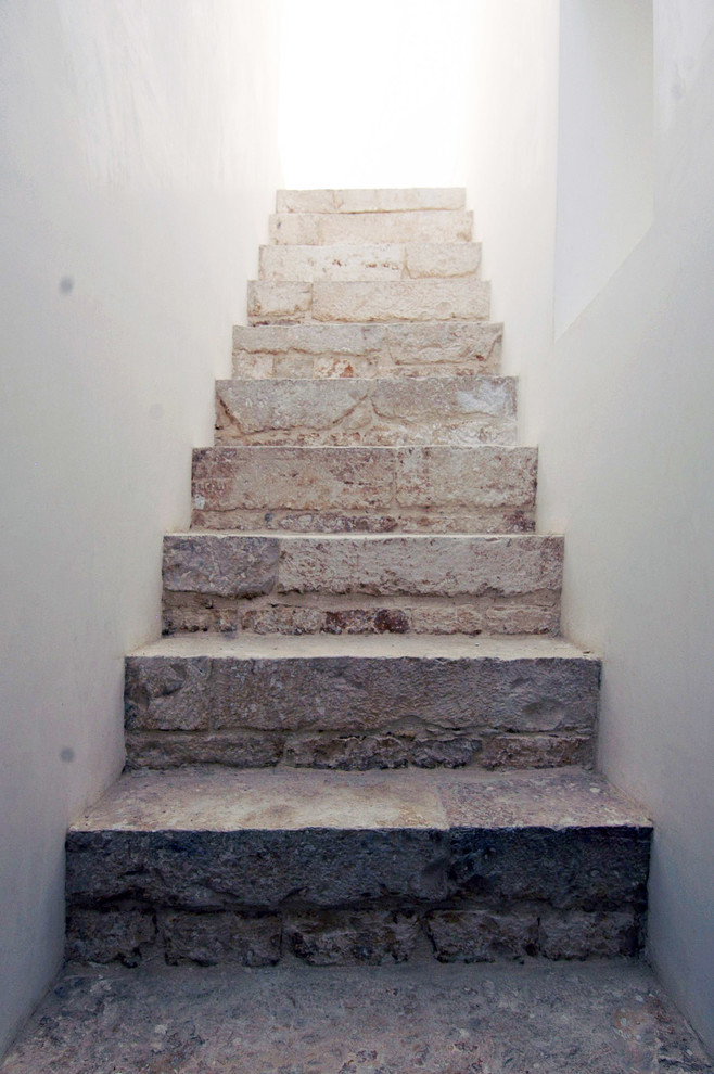 Cette image montre un escalier méditerranéen.