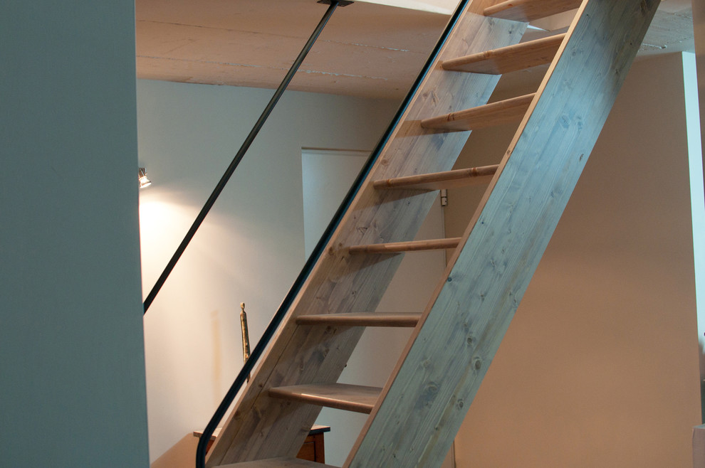 Ispirazione per una scala a rampa dritta design con pedata in legno e nessuna alzata
