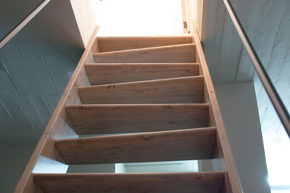 Inspiration för en funkis rak trappa i trä, med öppna sättsteg