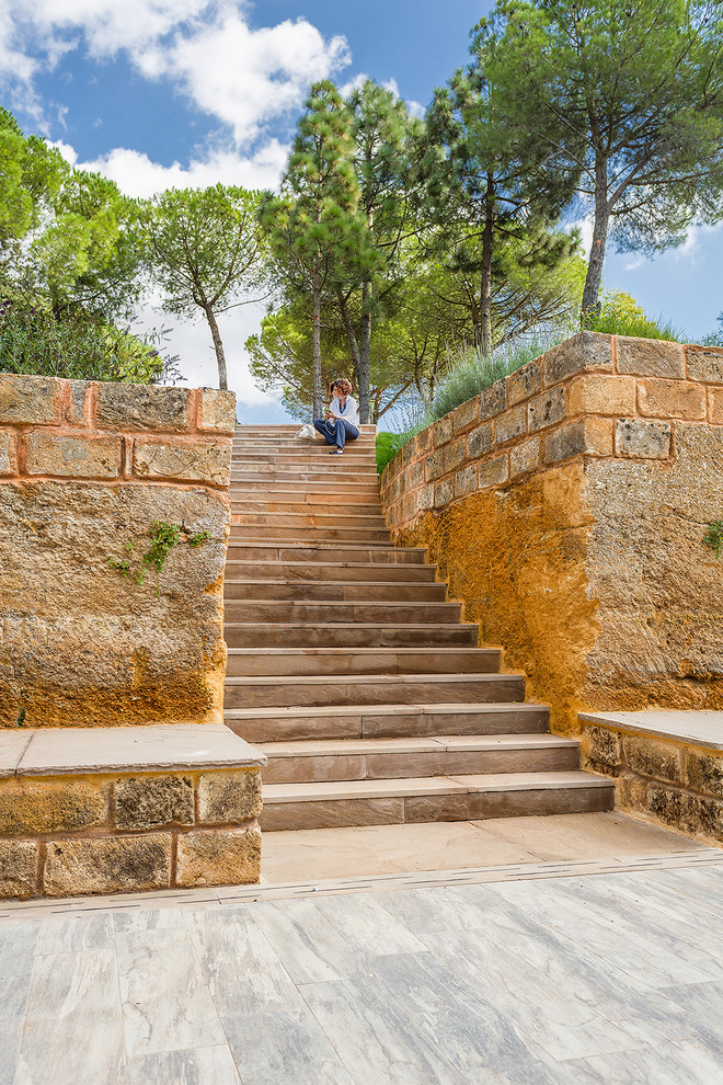 Источник вдохновения для домашнего уюта: маленькая прямая лестница в средиземноморском стиле для на участке и в саду