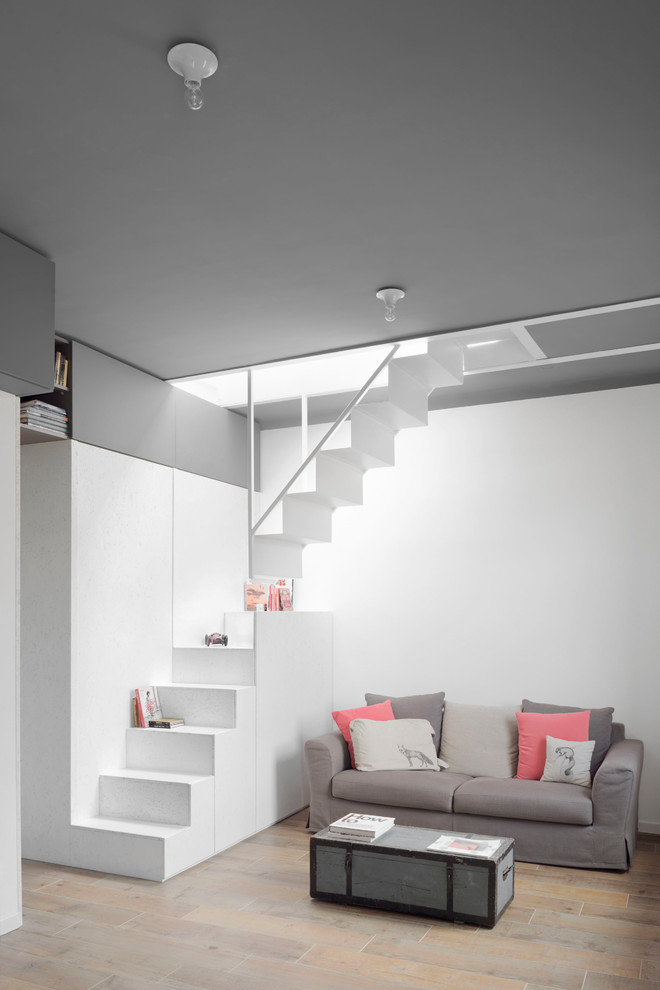 Пример оригинального дизайна: маленькая металлическая лестница в скандинавском стиле с металлическими ступенями и металлическими перилами для на участке и в саду