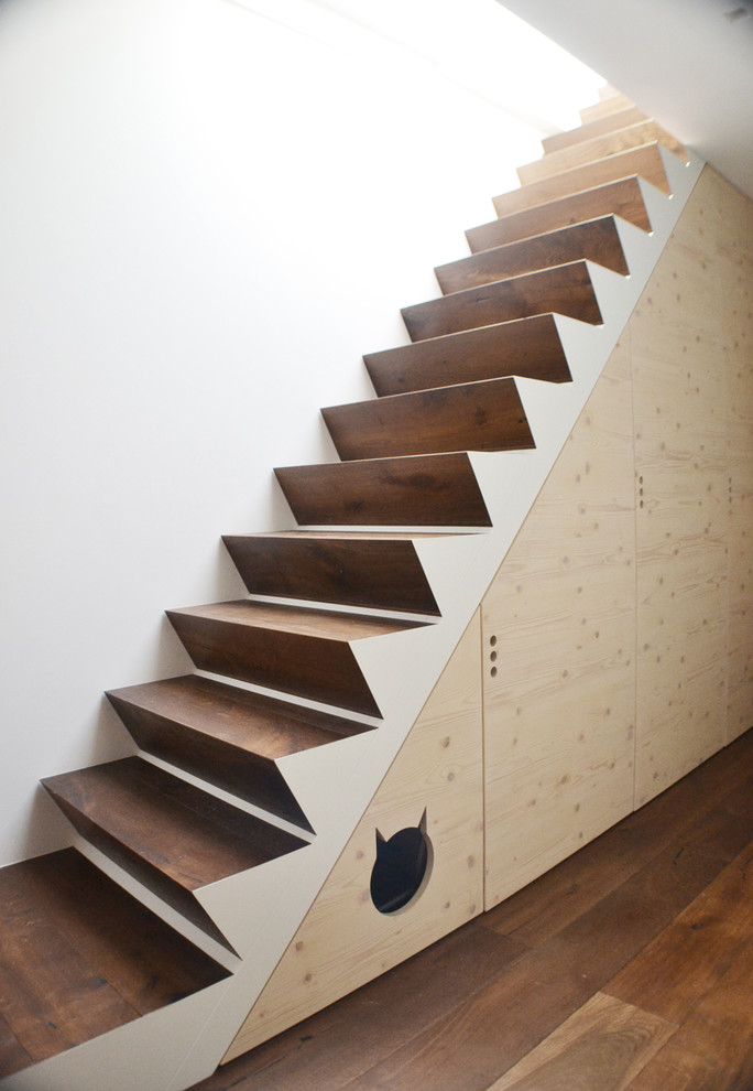 Modelo de escalera recta nórdica de tamaño medio con escalones de madera y contrahuellas de madera