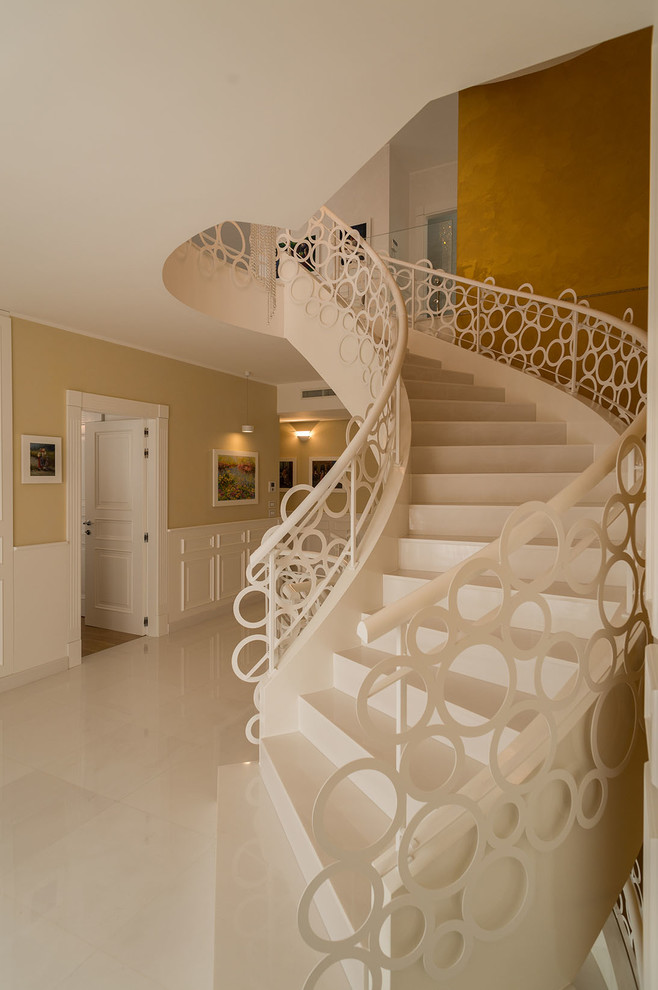 Пример оригинального дизайна: большая изогнутая лестница в классическом стиле