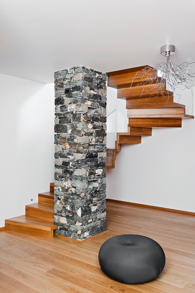 Foto de escalera en U actual con escalones de madera y contrahuellas de madera