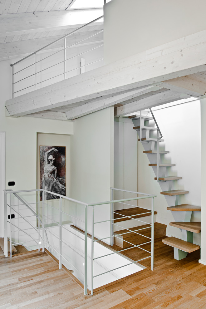 Пример оригинального дизайна: маленькая угловая лестница в современном стиле с деревянными ступенями без подступенок для на участке и в саду