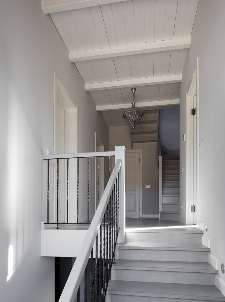 Источник вдохновения для домашнего уюта: п-образная лестница среднего размера в стиле кантри с крашенными деревянными ступенями, крашенными деревянными подступенками и перилами из смешанных материалов