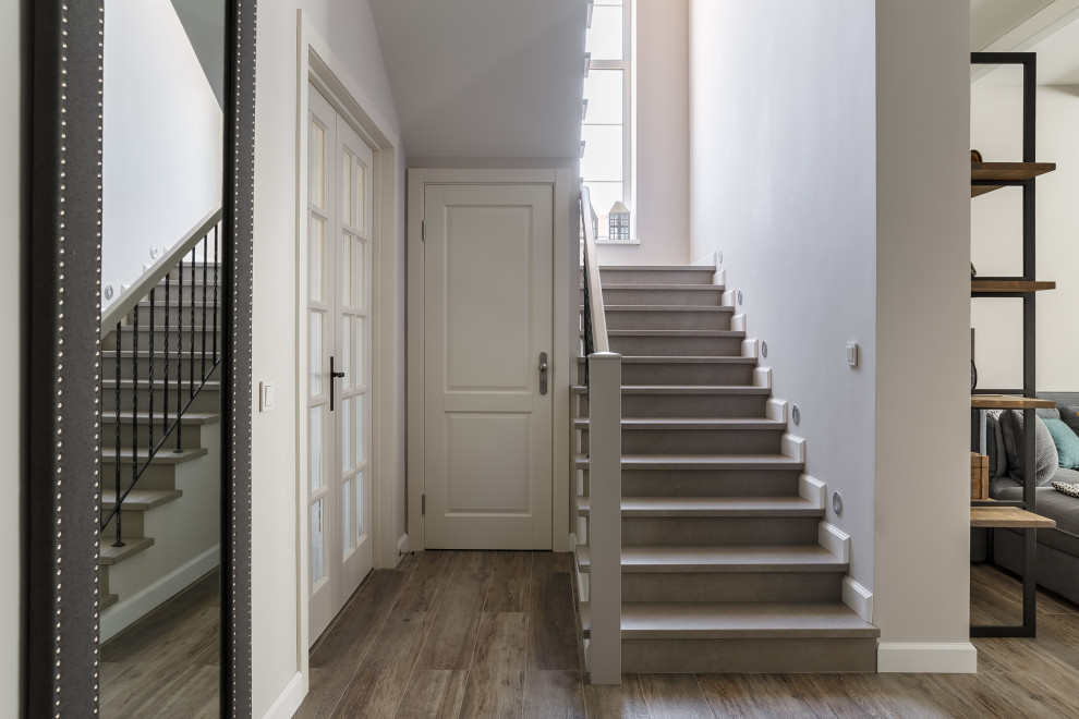 Источник вдохновения для домашнего уюта: большая п-образная лестница в стиле кантри с ступенями из плитки, подступенками из плитки и перилами из смешанных материалов