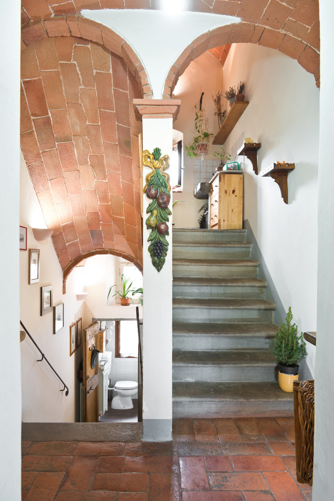 Exemple d'un petit escalier méditerranéen en U avec des marches en pierre calcaire et des contremarches en pierre calcaire.
