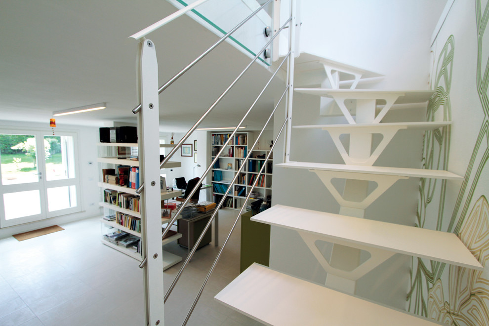 Idée de décoration pour un petit escalier sans contremarche design en U avec des marches en métal.