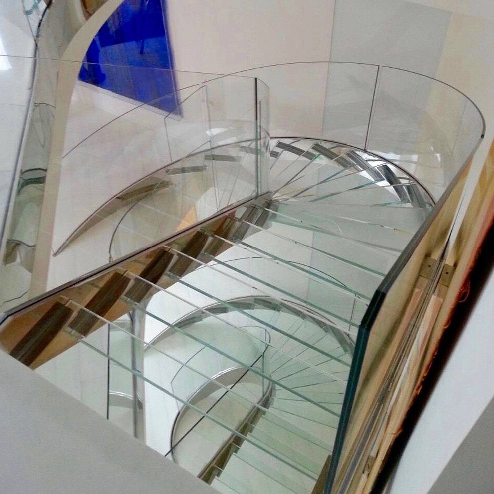 Moderne Glastreppe mit Glas-Setzstufen in Mailand