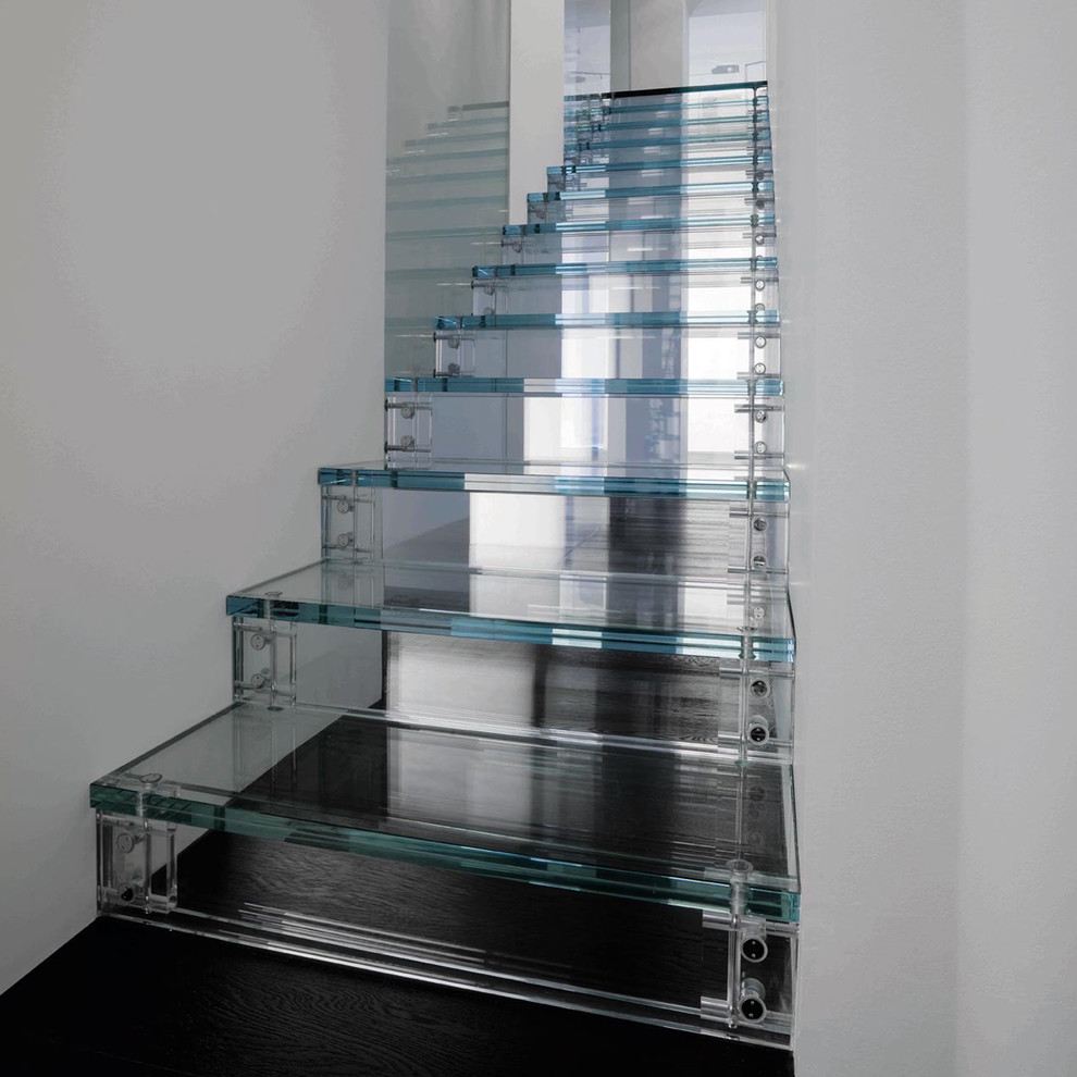 Foto di una scala a rampa dritta minimal con pedata in vetro e alzata in vetro