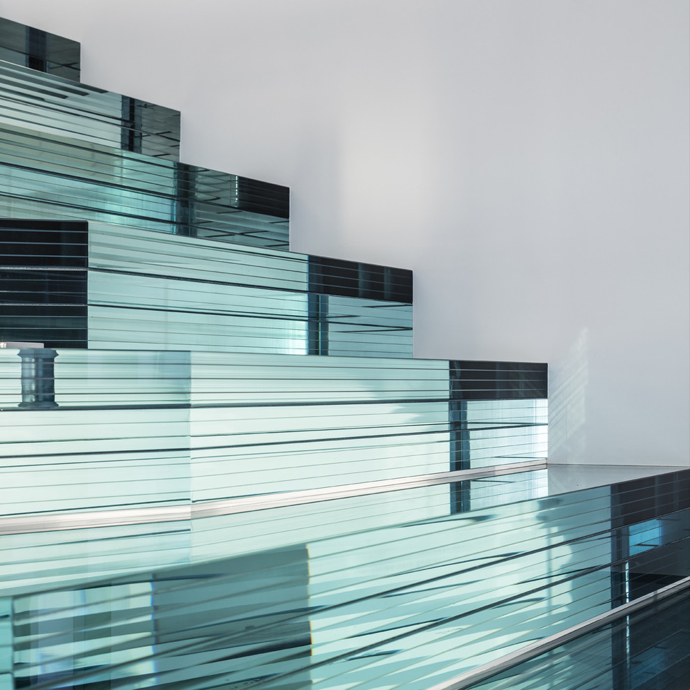 ミラノにあるコンテンポラリースタイルのおしゃれな階段 (ガラスの蹴込み板) の写真