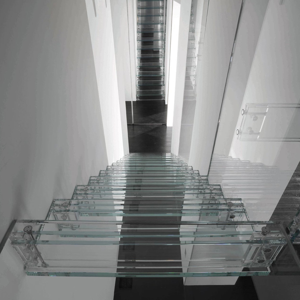 Idee per una scala a rampa dritta con pedata in vetro e alzata in vetro