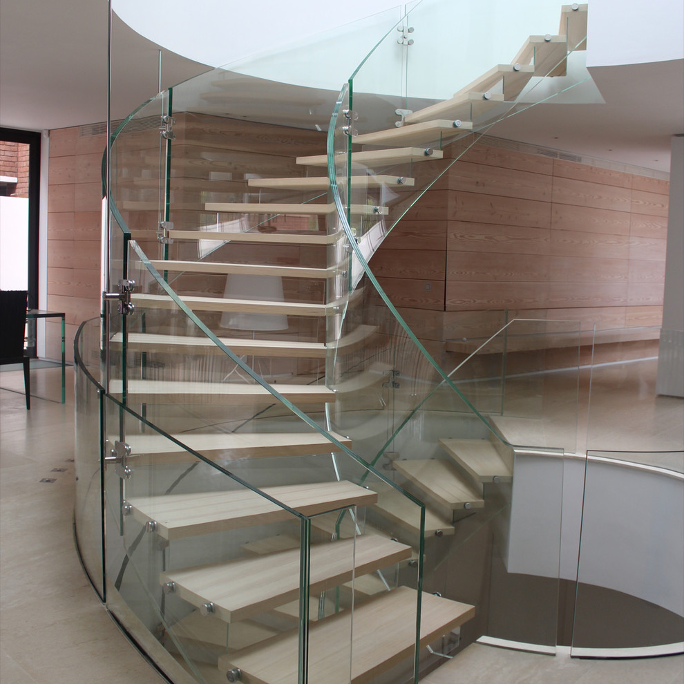 Источник вдохновения для домашнего уюта: изогнутая лестница в современном стиле с деревянными ступенями и стеклянными подступенками