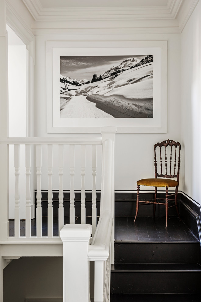 Стильный дизайн: деревянная лестница в викторианском стиле с деревянными ступенями и деревянными перилами - последний тренд