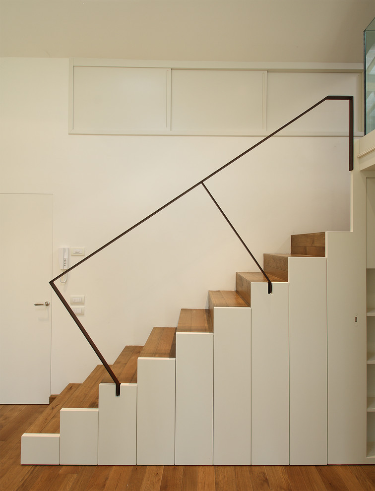 Cette image montre un petit escalier rustique avec éclairage.