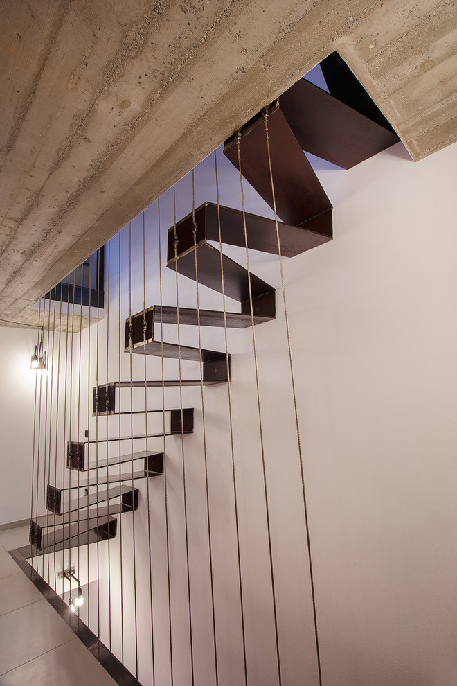 Diseño de escalera recta minimalista pequeña con escalones de metal y barandilla de cable