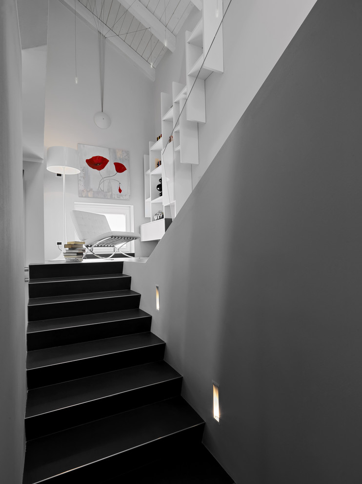 Стильный дизайн: прямая металлическая лестница в стиле модернизм с металлическими ступенями - последний тренд
