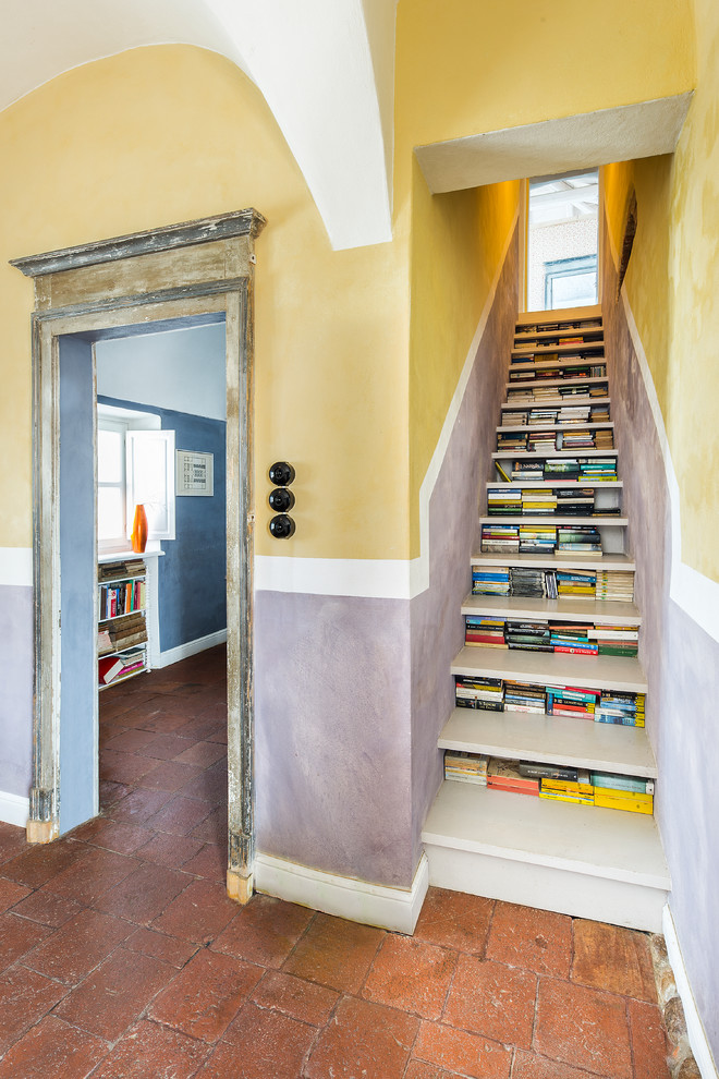 Foto de escalera recta bohemia sin contrahuella con escalones de madera pintada