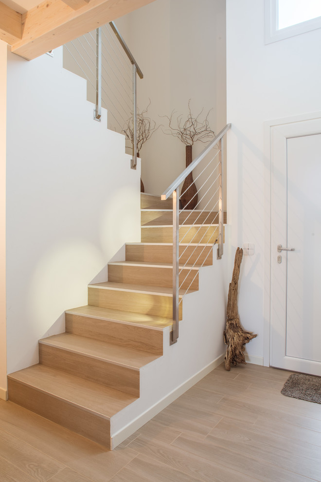 Diseño de escalera en U minimalista de tamaño medio con escalones de madera y contrahuellas de madera