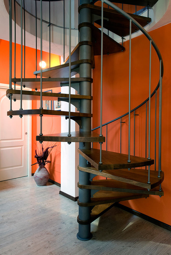 Aménagement d'un escalier sans contremarche hélicoïdal industriel avec des marches en bois.