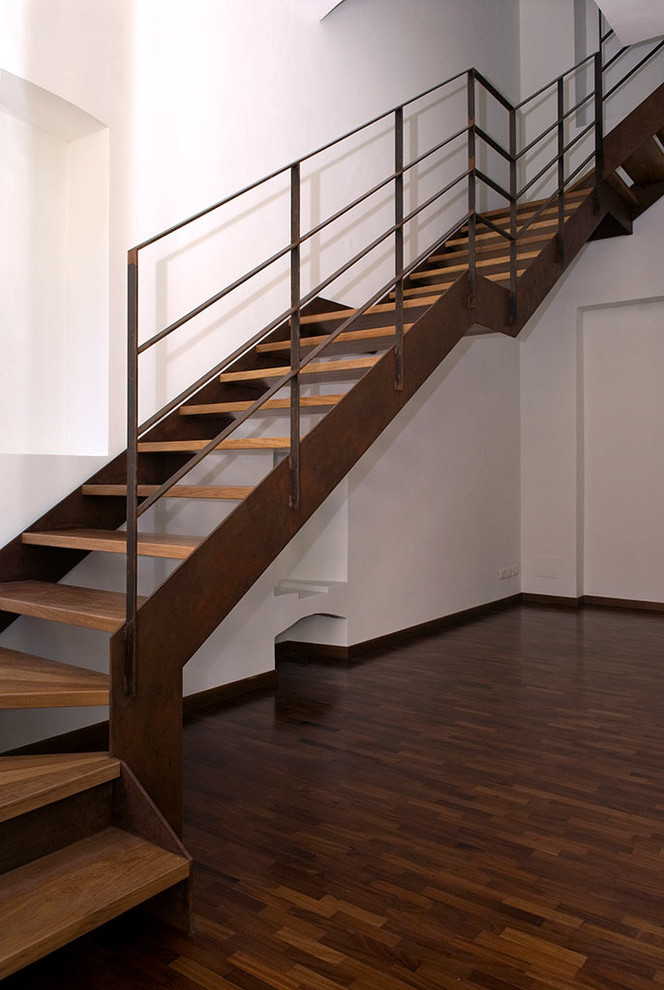 Стильный дизайн: лестница среднего размера в стиле лофт с деревянными ступенями - последний тренд
